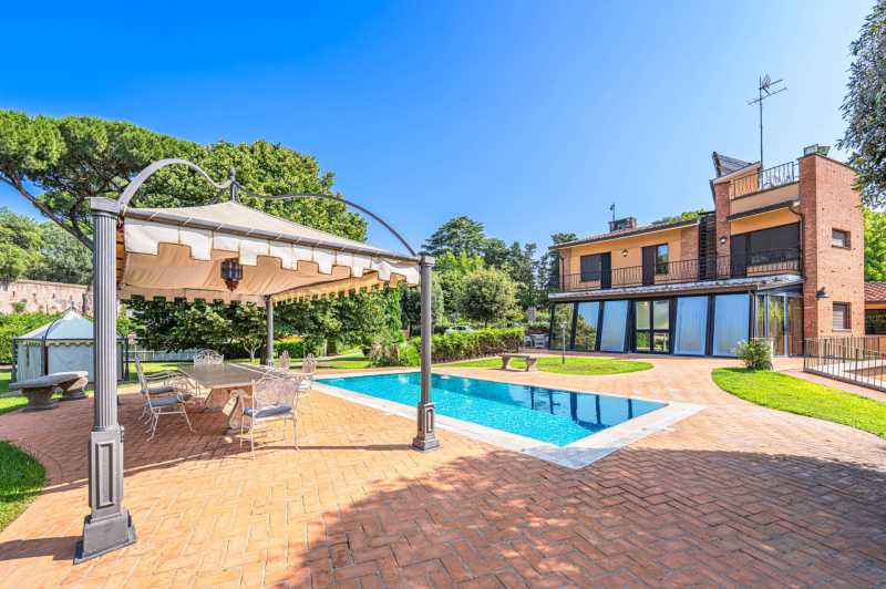 Villa avec piscine dans un quartier élégant de Rome.