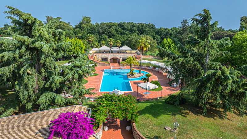 Villa de luxe avec piscine et parc à Latina.