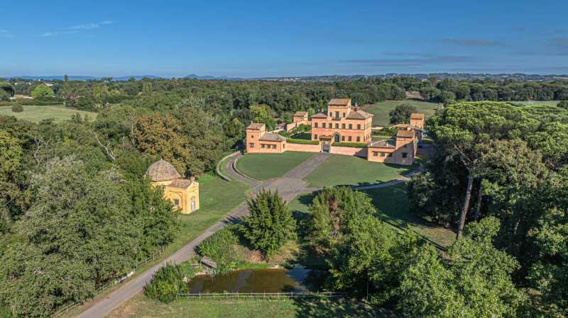 À Rome, le château d'Olgiate est en vente.