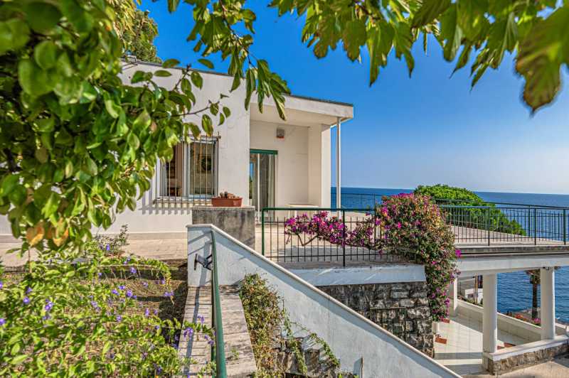 Une villa de luxe est à vendre à Ospedaletti.