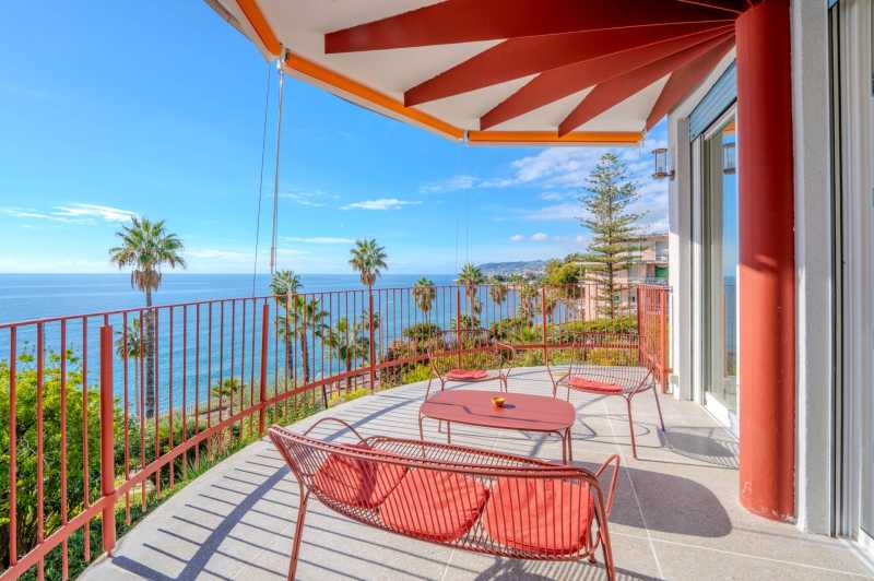 Location: appartement de luxe avec vue sur la mer à Sanremo.