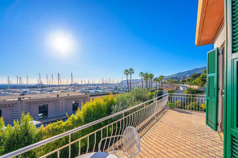 Une élégante villa en bord de mer à Sanremo est en vente.