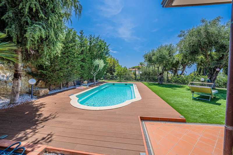 Location de villa avec vue sur la mer à Bordighera