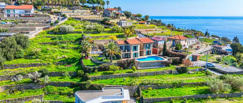 Une maison en bord de mer à Bordighera est en vente.