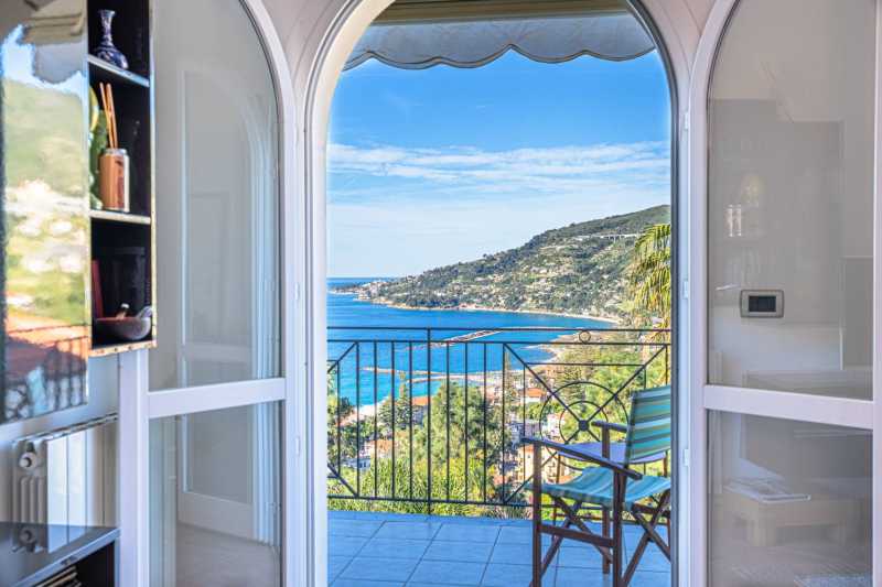 Penthouse avec vue sur la mer à Ospedaletti à vendre