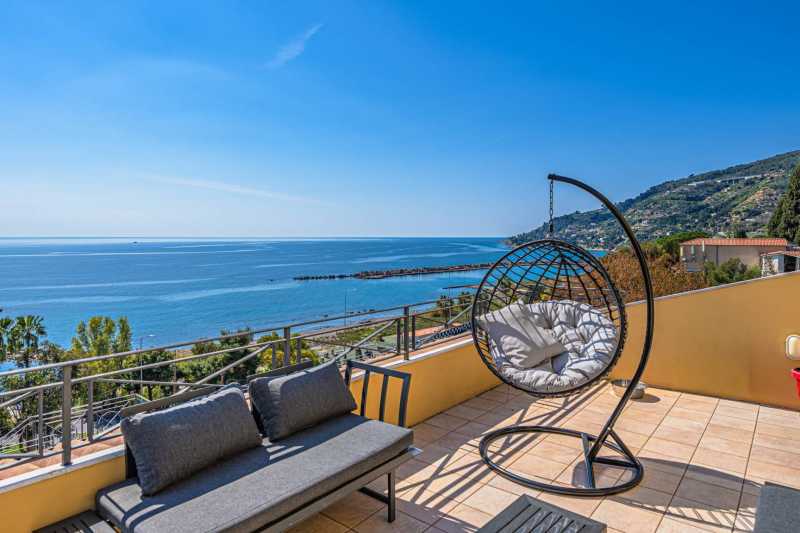 Vente magnifique villa en bord de mer à Ospedaletti