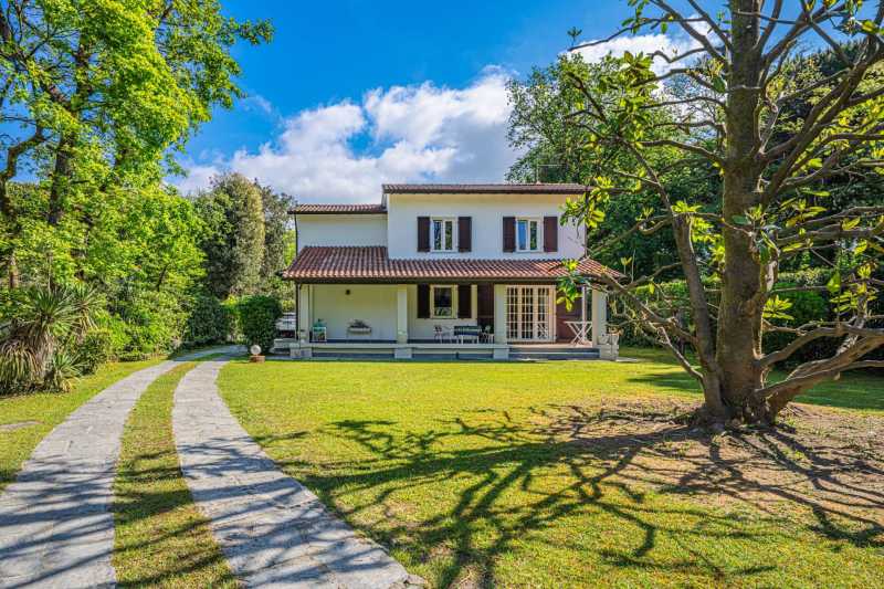 Villa à vendre au bord de la mer à Masses
