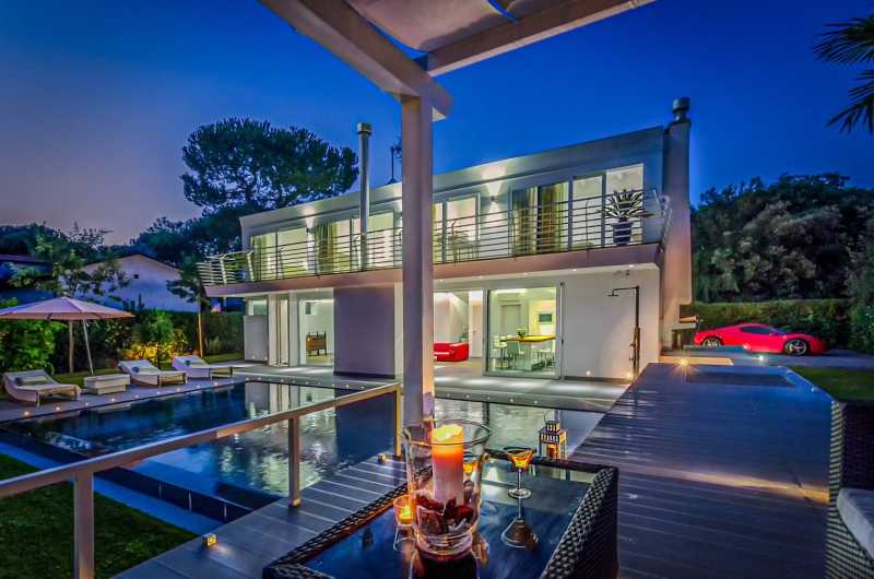 Vente nouvelle villa en bord de mer près de Forte dei Marmi