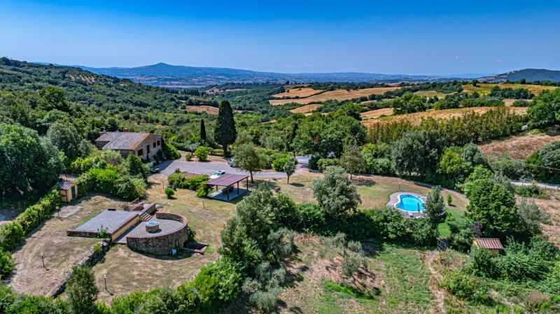 Villa avec piscine et lac en Toscane à vendre