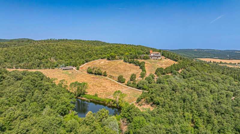 Château avec complexe équestre et domaine à vendre en Toscane