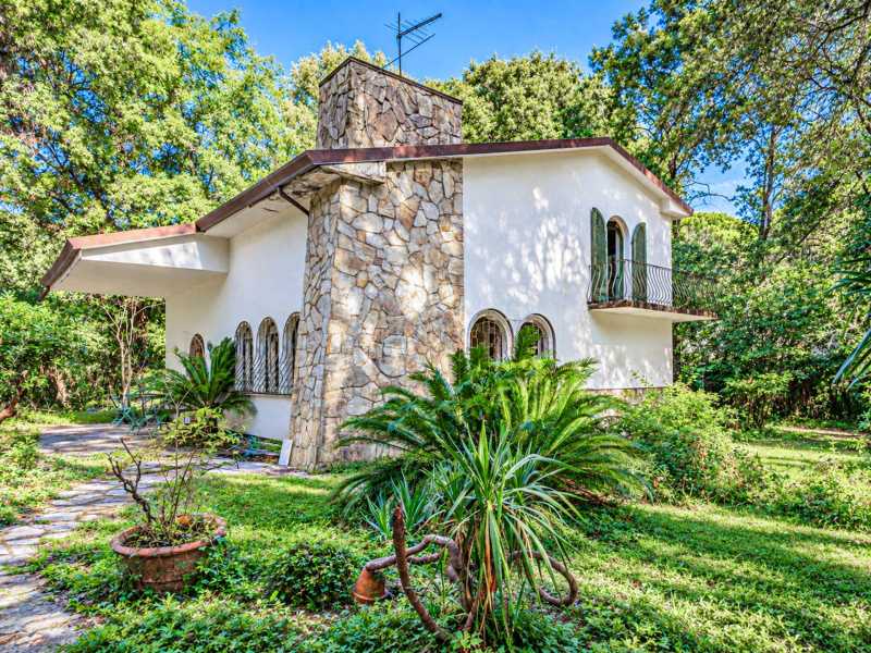 Magnifique villa à vendre à Poveromo, à quelques pas de la mer.