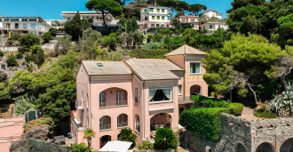 Villa in vendita sulla prima linea costiera in Liguria