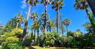 Au centre de la ville de Sanremo se trouve une villa.