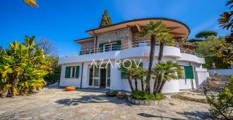 Villa à Bordighera avec vue panoramique sur la mer et Monaco.