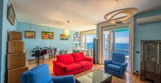 Un appartement de deux étages avec vue sur la mer à Sanremo.