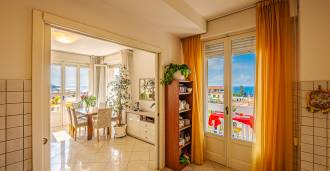 Un appartement de cinq pièces est en vente à San Remo.