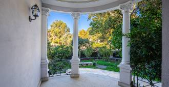 Appartamenti sul mare in una villa a Bordighera.