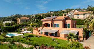 Une maison en Toscane avec piscine est en vente.