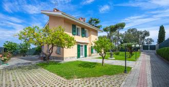 Location à long terme d'une villa à San Remo.