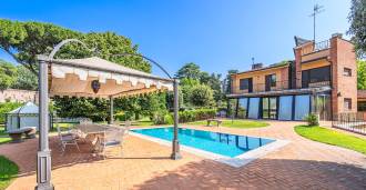 Villa avec piscine dans un quartier élégant de Rome.