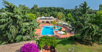 Villa de luxe avec piscine et parc à Latina.