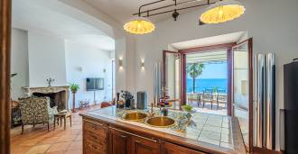 Villa historique exclusive en bord de mer à Santa Marinella, Rome.