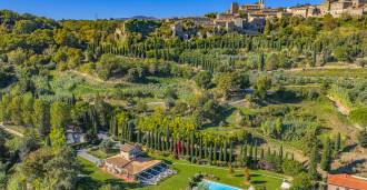 Tourisme agricole de luxe avec piscine et écurie dans la région du Latium.