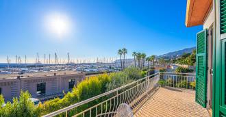 Une élégante villa en bord de mer à Sanremo est en vente.