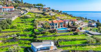Une maison en bord de mer à Bordighera est en vente.