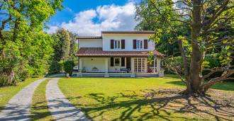 Villa à vendre au bord de la mer à Masses