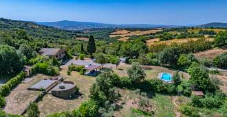 Villa avec piscine et lac en Toscane à vendre