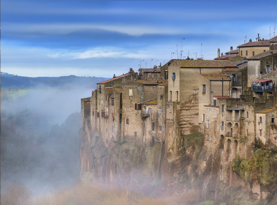 Pitigliano ville de roches naturelles et de grottes